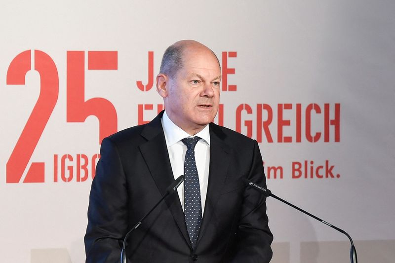 ARCHIV: Bundeskanzler Olaf Scholz hält seine Rede während der 25-Jahr-Feier der Gewerkschaft IGBCE in Hannover, Deutschland