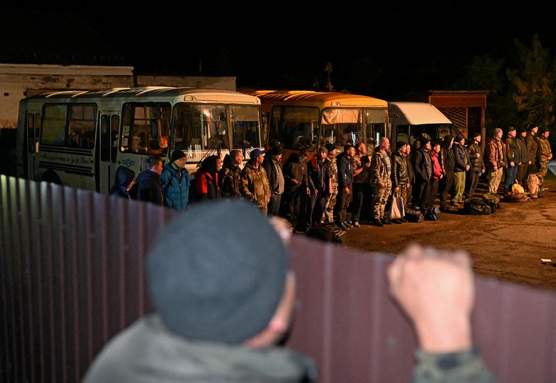Des réservistes appelés pendant la mobilisation partielle font la queue devant un bureau de recrutement dans la ville sibérienne de Tara, dans la région d'Omsk, en Russie