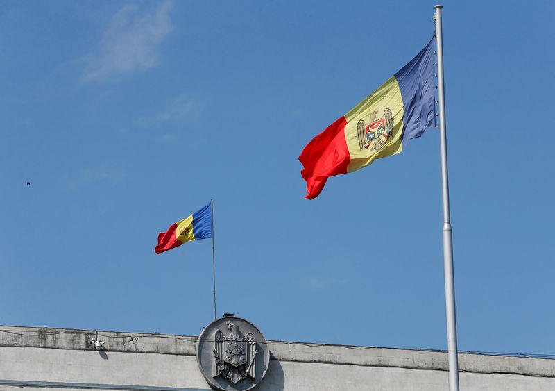 Le bandiere nazionali della Moldavia sventolano nel centro di Chisinau