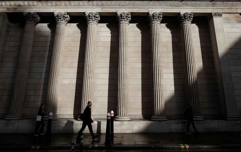 FOTO DE ARCHIVO. Una persona camina frente a la sede del Banco de Inglaterra, en Londres, Reino Unido