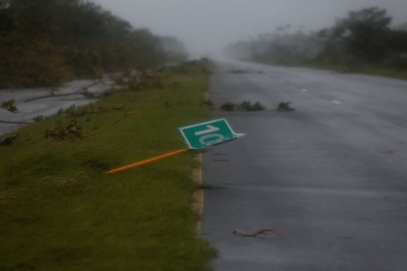 Foto del martes de un cartel caído por el paso del huracán Ian en Pinar del Río, Cuba 