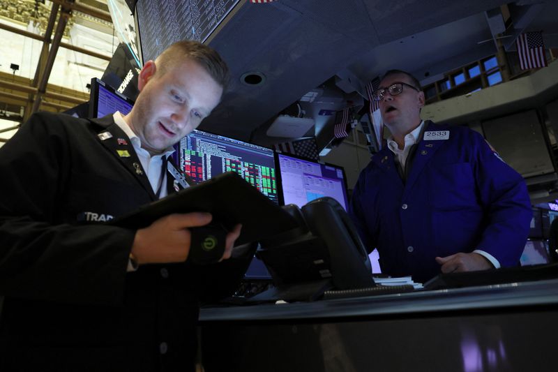 Operadores trabajan en la Bolsa de Valores de Nueva York (NYSE), en Nueva York, EEUU