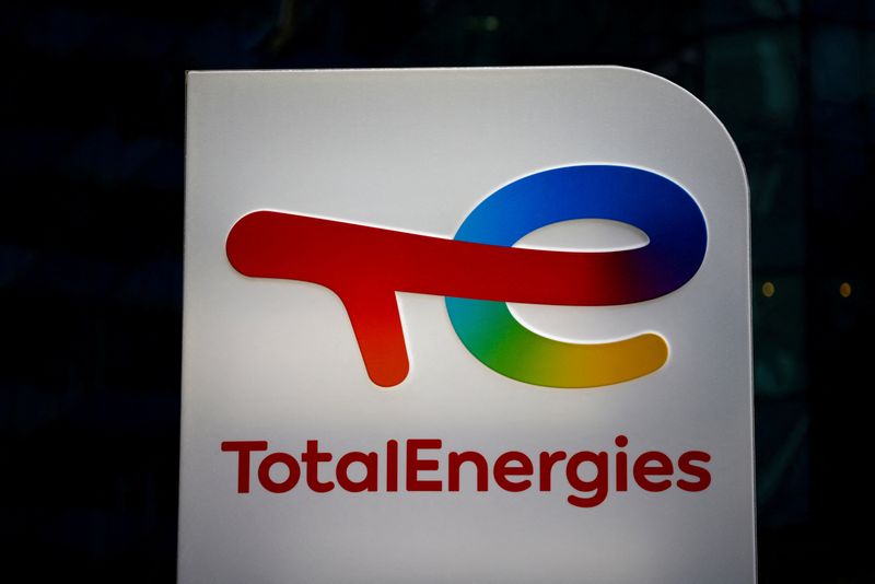 Le logo de TotalEnergies sur une borne de recharge pour voitures électriques