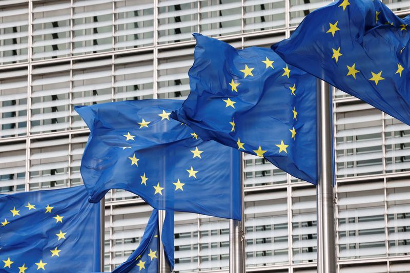 Le bandiere dell'Unione europea sventolano davanti alla sede della Commissione Ue a Bruxelles