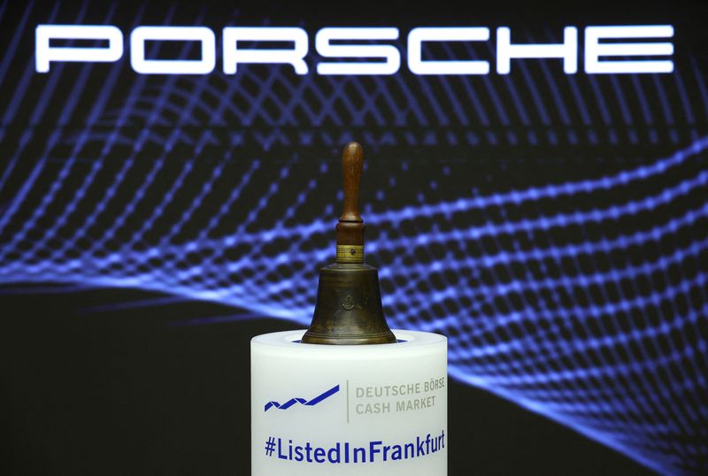 La campana de apertura del mercado se muestra bajo el logo del fabricante de automóviles alemán Porsche antes de la salida a bolsa de Porsche en la bolsa de valores de Fráncfort, Alemania
