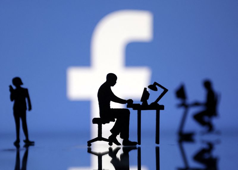 Des figurines avec des ordinateurs et des smartphones devant le logo de Facebook