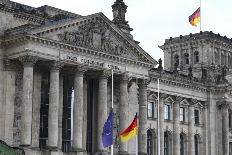 ARCHIV: Die Flaggen der Europäischen Union und Deutschlands am Reichstagsgebäude, Berlin