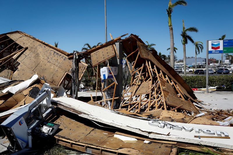 Une station-service détruite par l'ouragan Ian à Fort Myers, en Floride