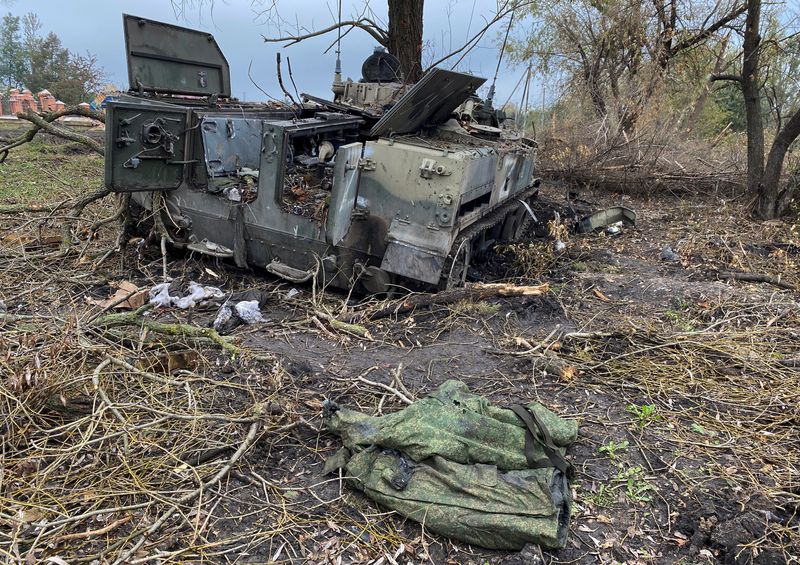 Un uniforme militar cerca de un vehículo ruso abandonado en la región de Járkov
