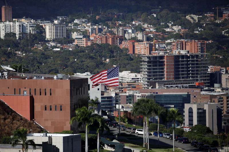 Un drapeau américain flotte à l'ambassade des États-Unis à Caracas