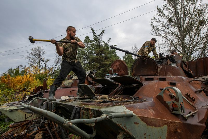 Ukrainische Soldaten demontieren eine Kanone aus einem erbeuteten russischen gepanzerten Mannschaftswagen in der Nähe der Stadt Izium in der Region Charkiw, Ukraine