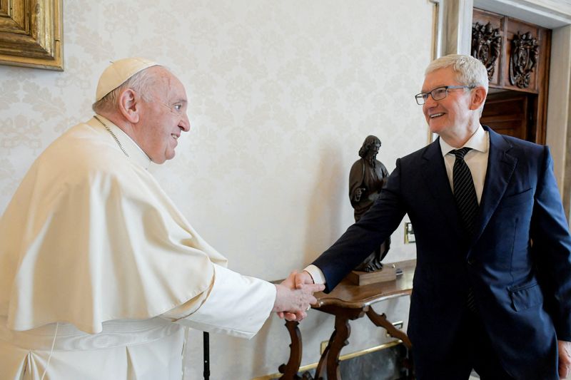 Le pape François serre la main du chef d'Apple, Tim Cook, lors d'une audience privée au Vatican