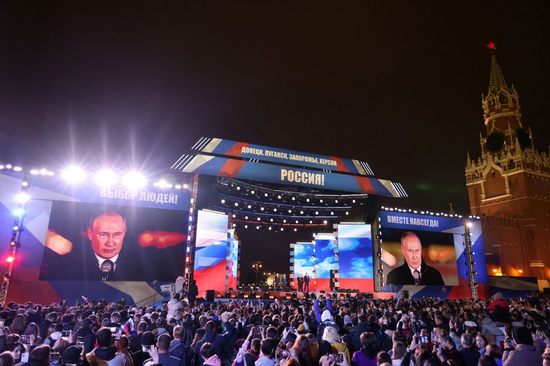 A Moscou, des spectateurs écoutent le président russe Vladimir Poutine lors d'un concert marquant l'annexion de quatre territoires ukrainiens