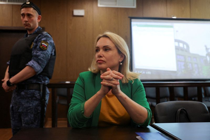 La journaliste russe Marina Ovsiannikova assiste à une audience du tribunal à Moscou