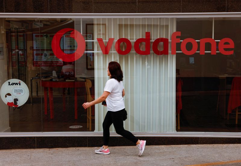 Una mujer pasa por delante de una tienda de Vodafone en Ronda