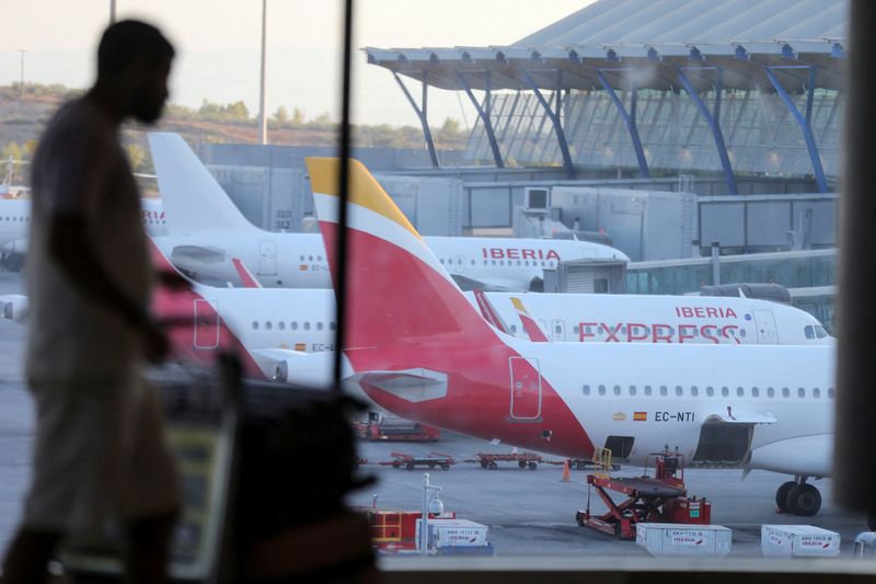 FOTO DE ARCHIVO. Aviones de Iberia en la pista del aeropuerto Adolfo Suárez Madrid-Barajas, en Madrid, España