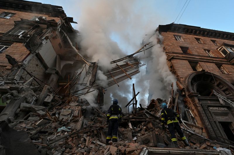 Un immeuble d'habitation fortement endommagé par un tir de missile russe, à Zaporijjia en Ukraine