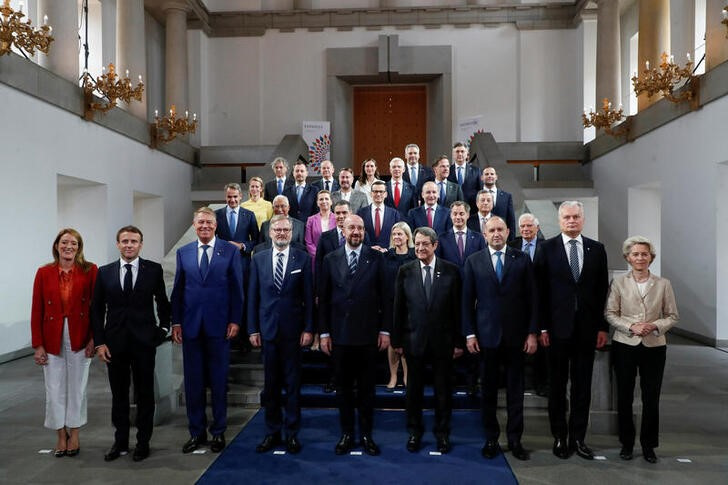 Foto de familia de los participantes en la cumbre informal de líderes de la Unión Europea en el Castillo de Praga, República Checa.