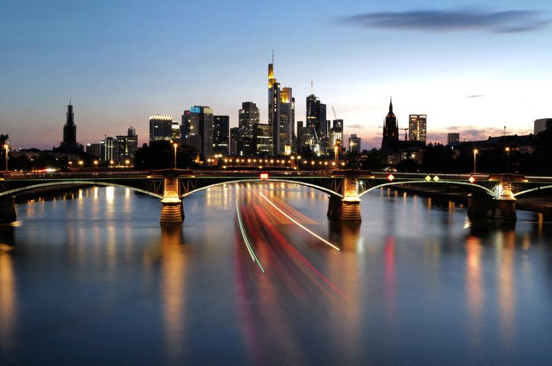 ARCHIV: Die Sonne geht hinter der Skyline von Frankfurt, Deutschland