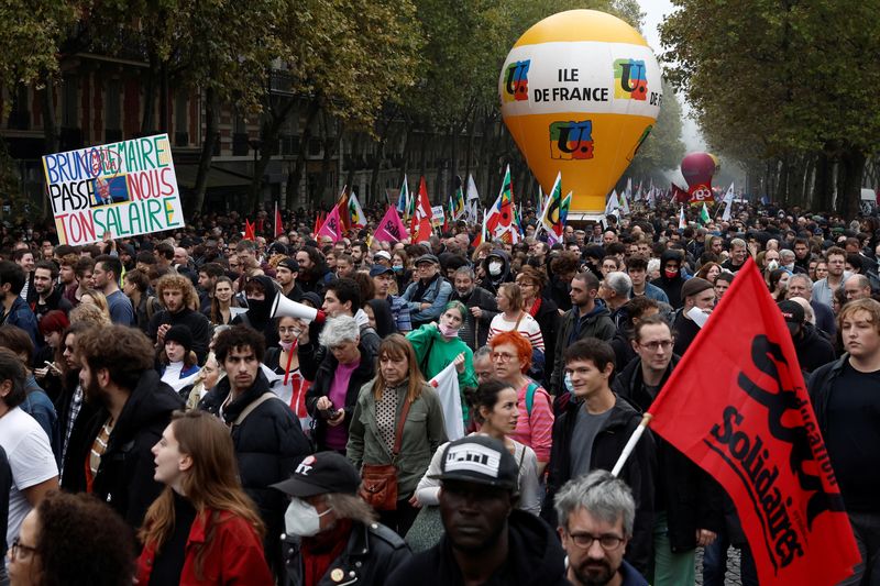Nationwide day of strike and protests for wages and against requisitions at refineries in France