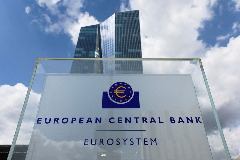 Il logo Bce davanti alla sede centrale a Francoforte, in Germania