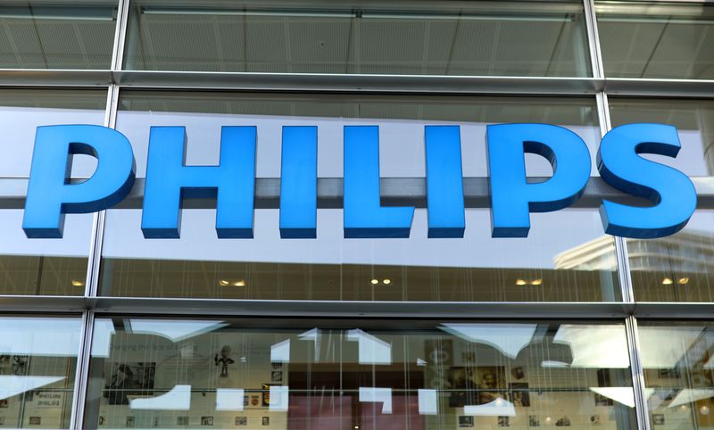 ARCHIV: Das Logo des niederländischen Technologieunternehmens Philips auf der Unternehmenszentrale in Amsterdam, Niederlande