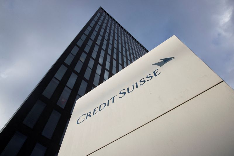 Il logo della banca svizzera Credit Suisse davanti a un edificio a Zurigo