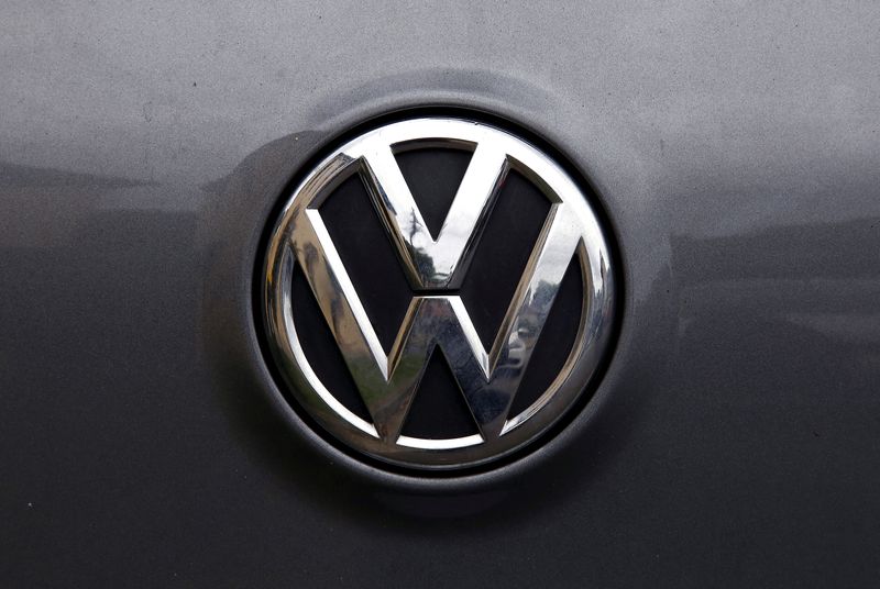 ARCHIV: Volkswagen-Logo auf einem Auto des deutschen Automobilherstellers in einer Straße in Sydney, Australien