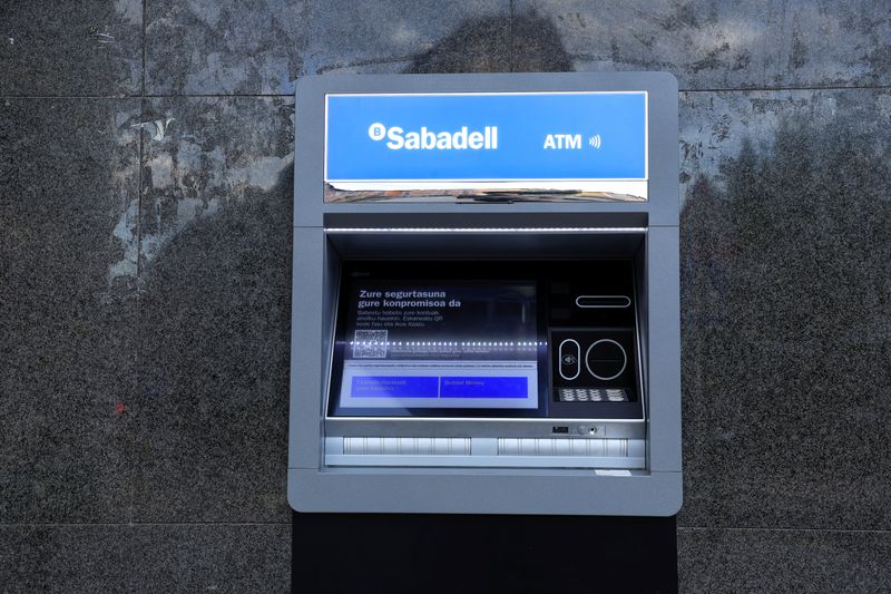 Un guichet automatique de la banque Sabadell dans la ville basque de Guernica