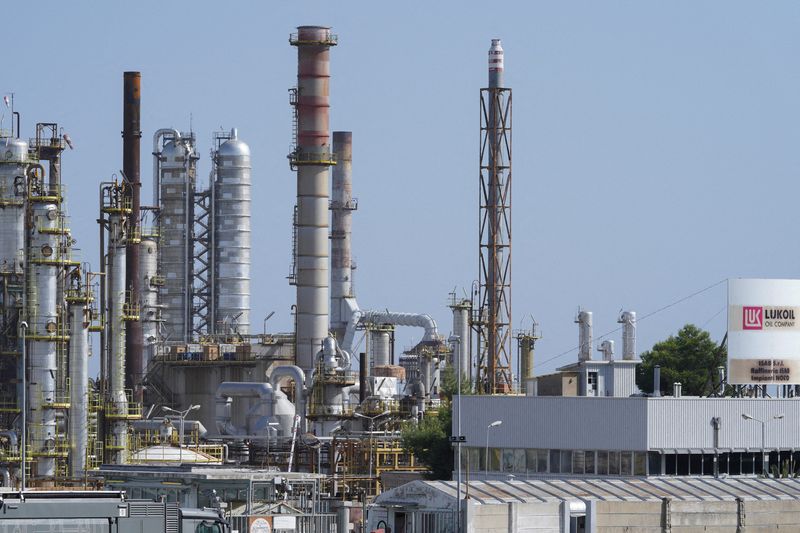 Impianto Isab, la raffineria di petrolio di proprietà di Lukoil, a Priolo Gargallo, in provincia di Siracusa
