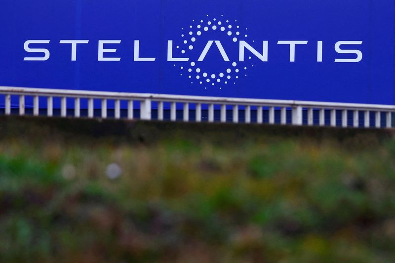 Le logo de Stellantis sur un bâtiment à Vélizy-Villacoublay près de Paris, France