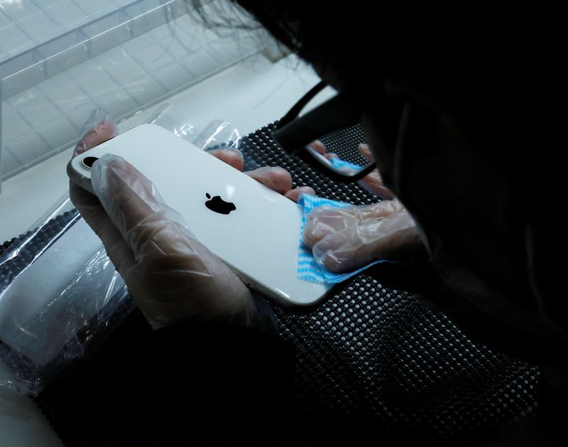 Saat yen melemah, Jepang pecinta gadget beralih ke iPhone bekas