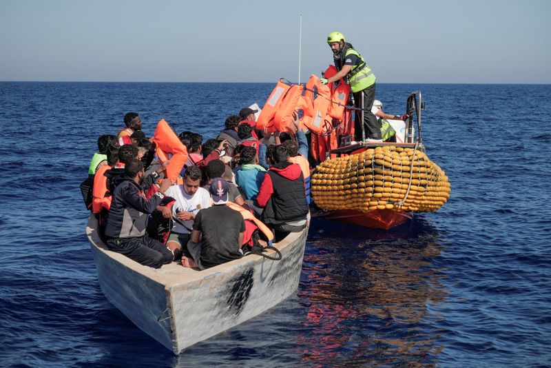 Le navi migranti attraccano in Francia mentre la disputa con l’Italia si intensifica