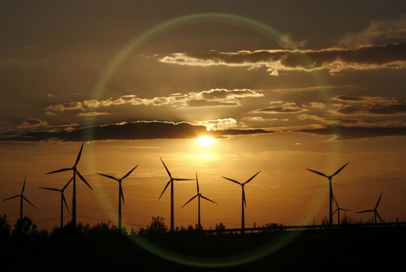 ARCHIV: Stromerzeugende Windmühlenturbinen in der Nähe der ostdeutschen Stadt Dessau, Deutschland