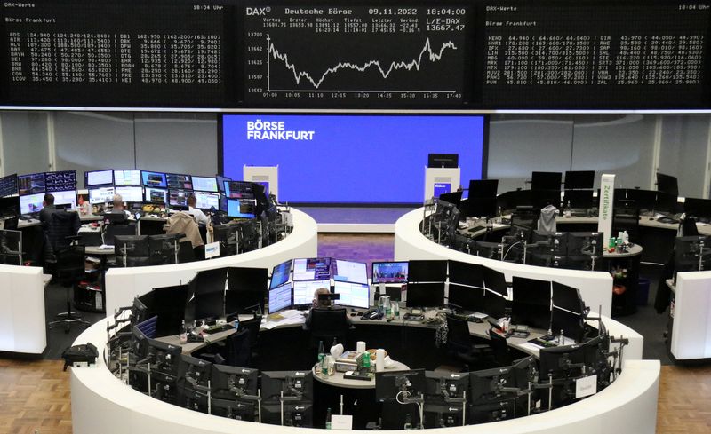 Le graphique de l'indice boursier allemand DAX est photographié à la bourse de Francfort