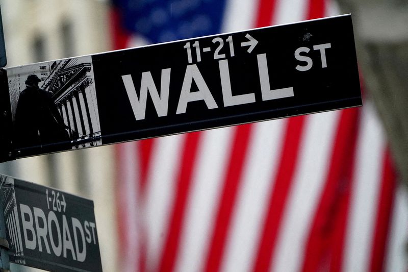 Photo d'archives d'une enseigne de Wall Street devant la Bourse de New York