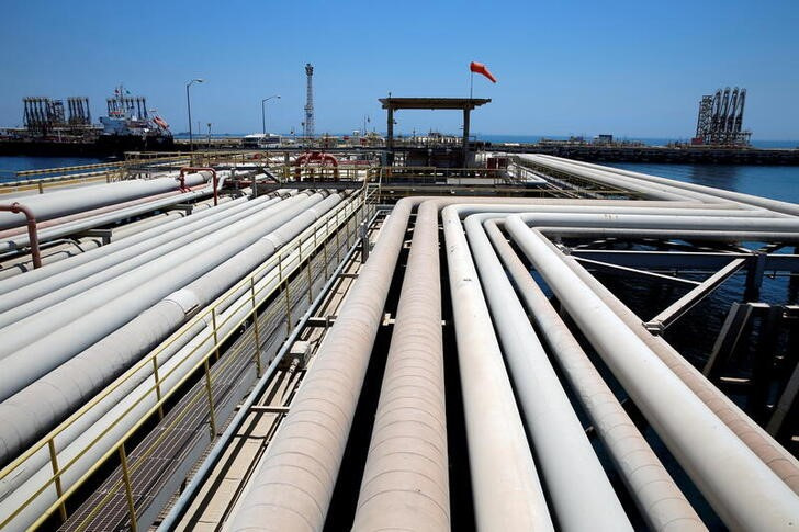 Imagen de archivo de instalaciones petroleras de la refinería y terminal de Aramco en Ras Tanura, Arabia Saudita.