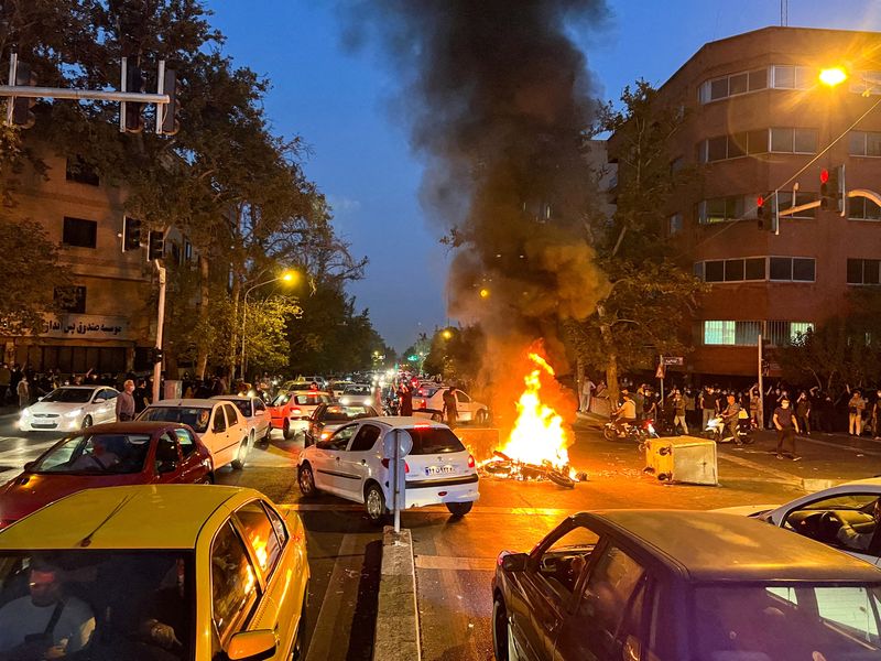 Une moto de police brûle lors d'une manifestation à Téhéran