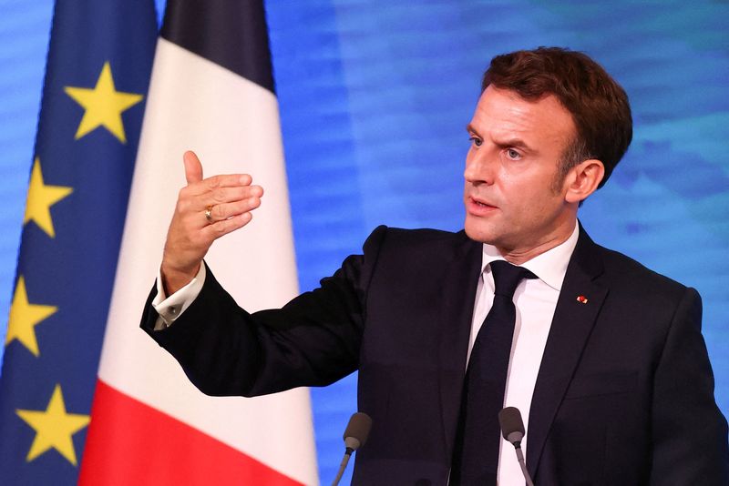 Le président Macron rencontre les responsables des sites industriels français.