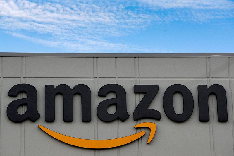 FOTO DE ARCHIVO: El logotipo de Amazon se ve fuera de su centro de distribución JFK8 en Staten Island, Nueva York