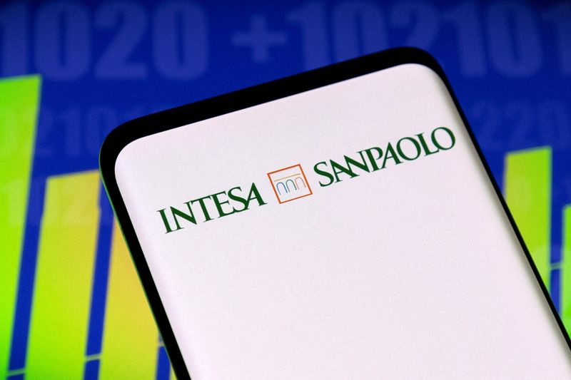 Il logo Intesa Sanpaolo su uno smartphone