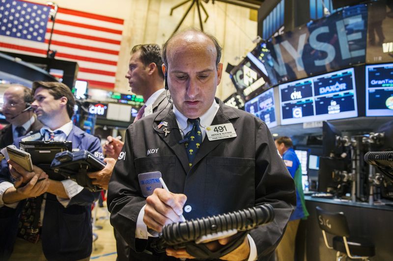 Photo d'un trader qui travaille à la Bourse de New York peu après l'ouverture du marché à New York