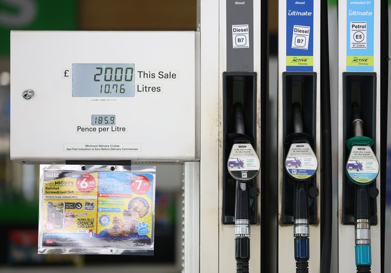 Les prix de l'essence affichée dans une station-service du centre de Londres