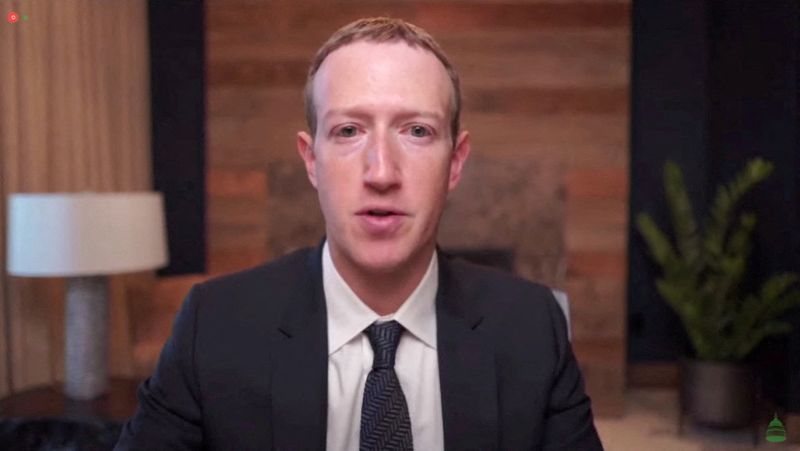 FOTO DE ARCHIVO: El CEO de Facebook, Mark Zuckerberg, testifica durante una audiencia en video remota realizada por los subcomités de Comercio y Energía de la Cámara de Representantes, en Washington, EEUU