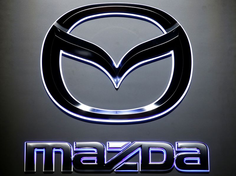 Il logo di Mazda Motor è raffigurato durante una conferenza stampa a Tokyo