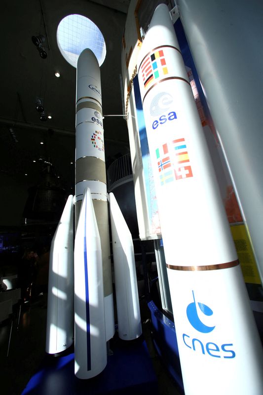 Un modello del razzo spaziale europeo di nuova generazione Ariane 6 è raffigurato presso la DLR di Lampoldshausen