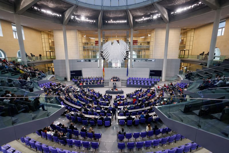 Gesamtansicht des Plenarsaals des Deutschen Bundestages während der Haushaltsdebatte in Berlin, Deutschland