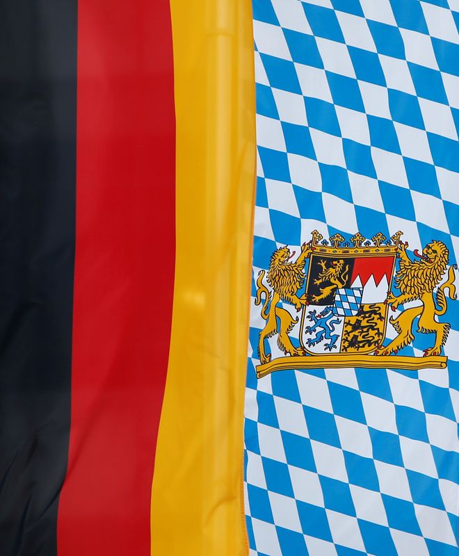 Deutsche und bayerische Flaggen in der Nähe des Albrecht-Dürer-Flughafens in Nürnberg, Deutschland