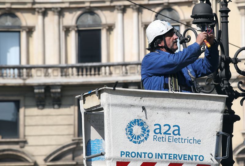 Un operaio A2A al lavoro in centro a Milano