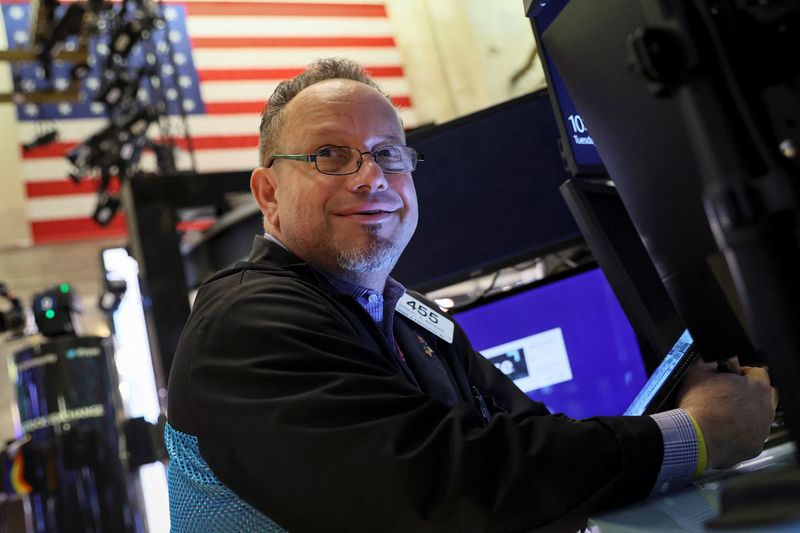 Un operador trabaja en el parqué de la Bolsa de Nueva York (NYSE) en la ciudad de Nueva York, Estados Unidos. 